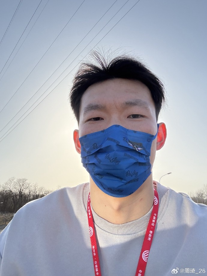 悠闲！周琦骑京牌电动车出行：太阳出来了 开京牌兜兜风！