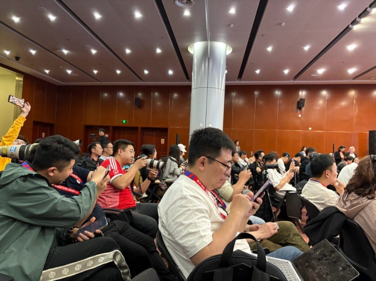 万众瞩目！记者挤满国足赛前新闻发布厅，赛场记者预计超300人