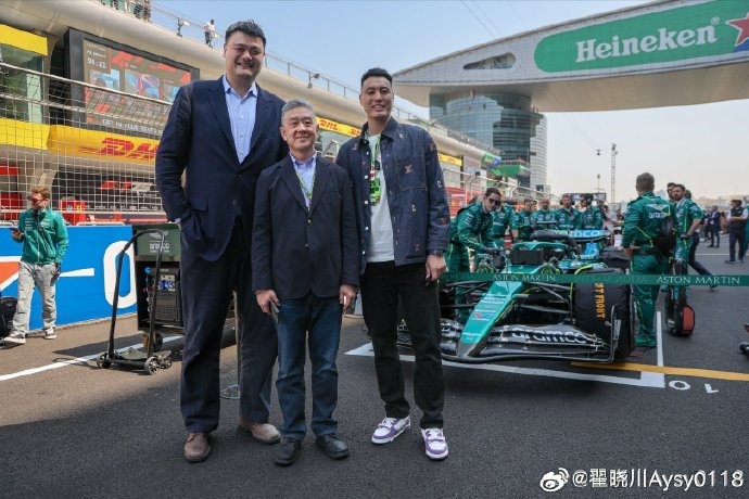 联动F1！翟晓川晒与姚明、阿隆索、范志毅、周冠宇等的合照