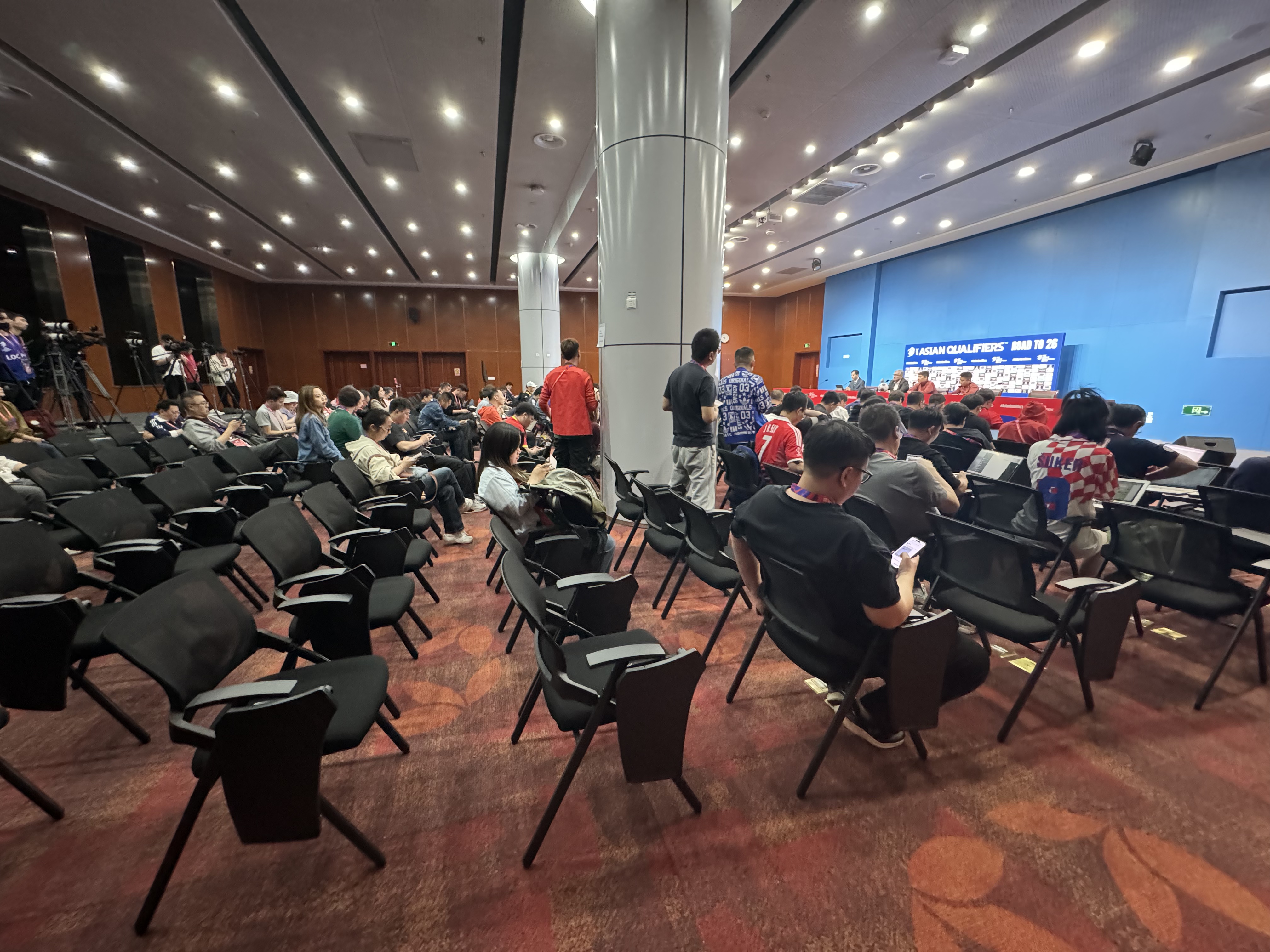 现场直击|赛前火热，输球后冷清！赛后参加发布会的记者少了很多