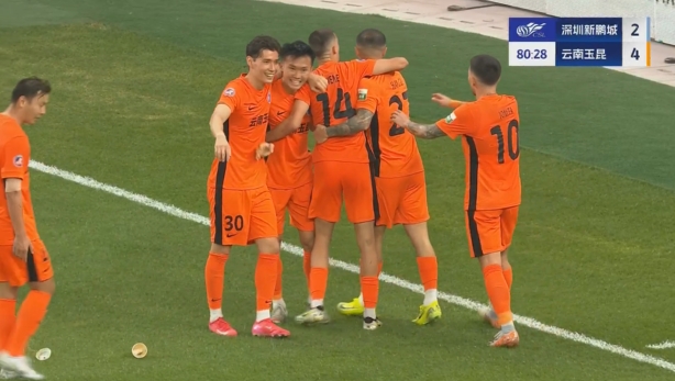 玉昆4-2领先新鹏城！杜加利奇冒顶，徐宏杰得球抽射破门