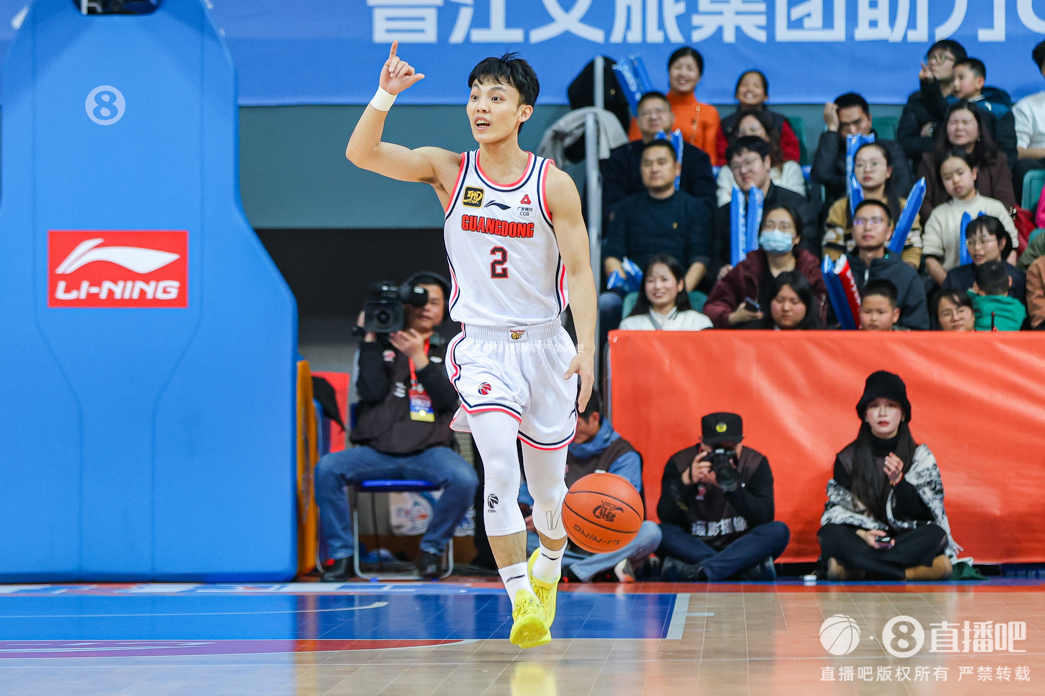 打得轻松！徐杰9中4拿到12分3板6助1断