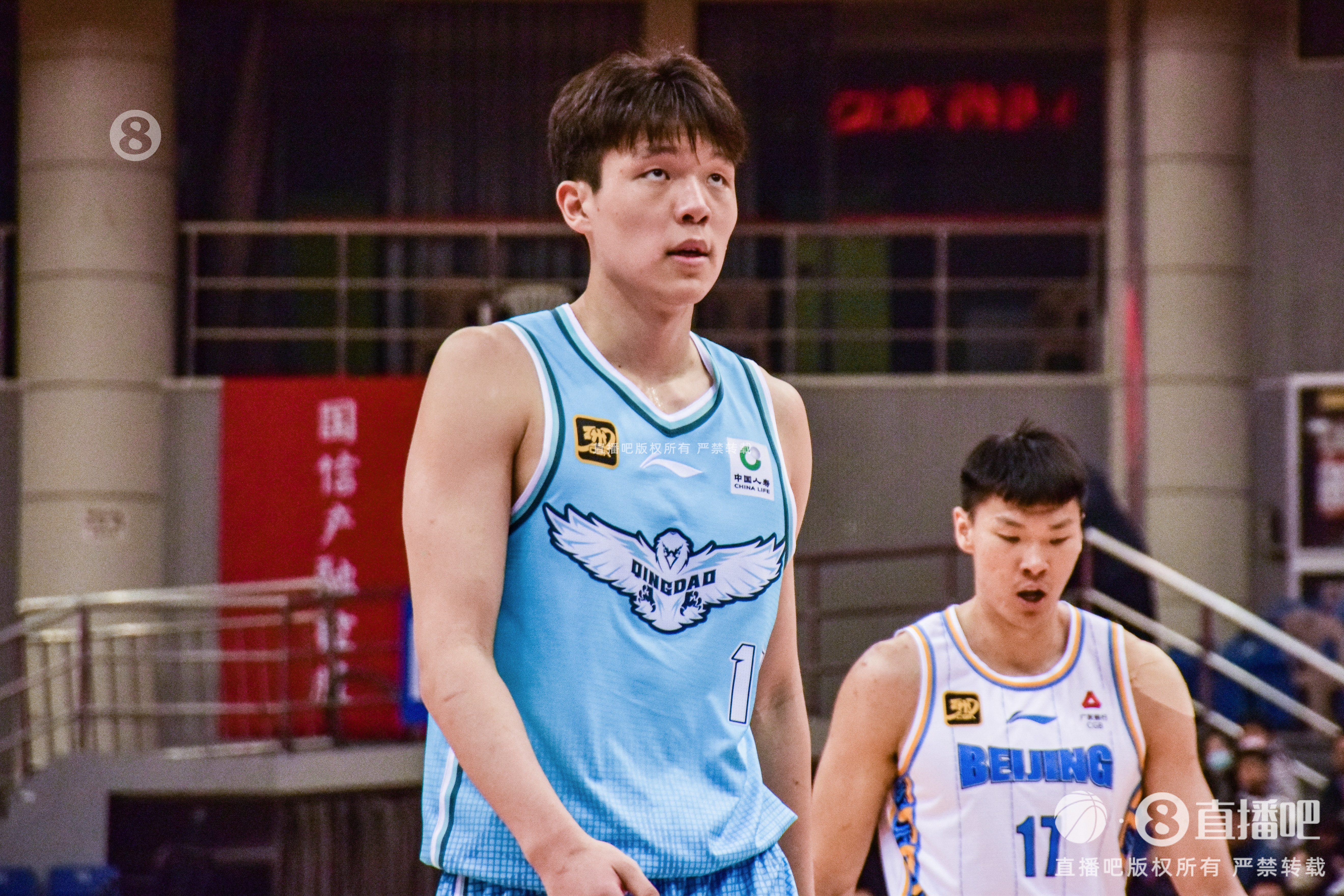 内线攻防俱佳！杨瀚森半场10分钟4中3砍9分11板&另有3断2帽