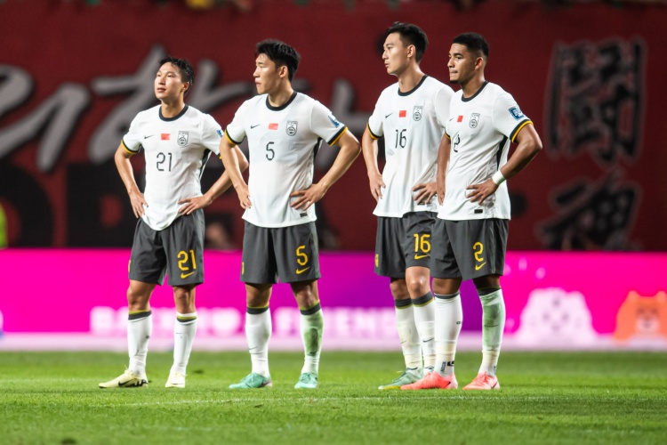 东体：国足防线基本推倒重来，战澳大利亚要承受的压力不难想象