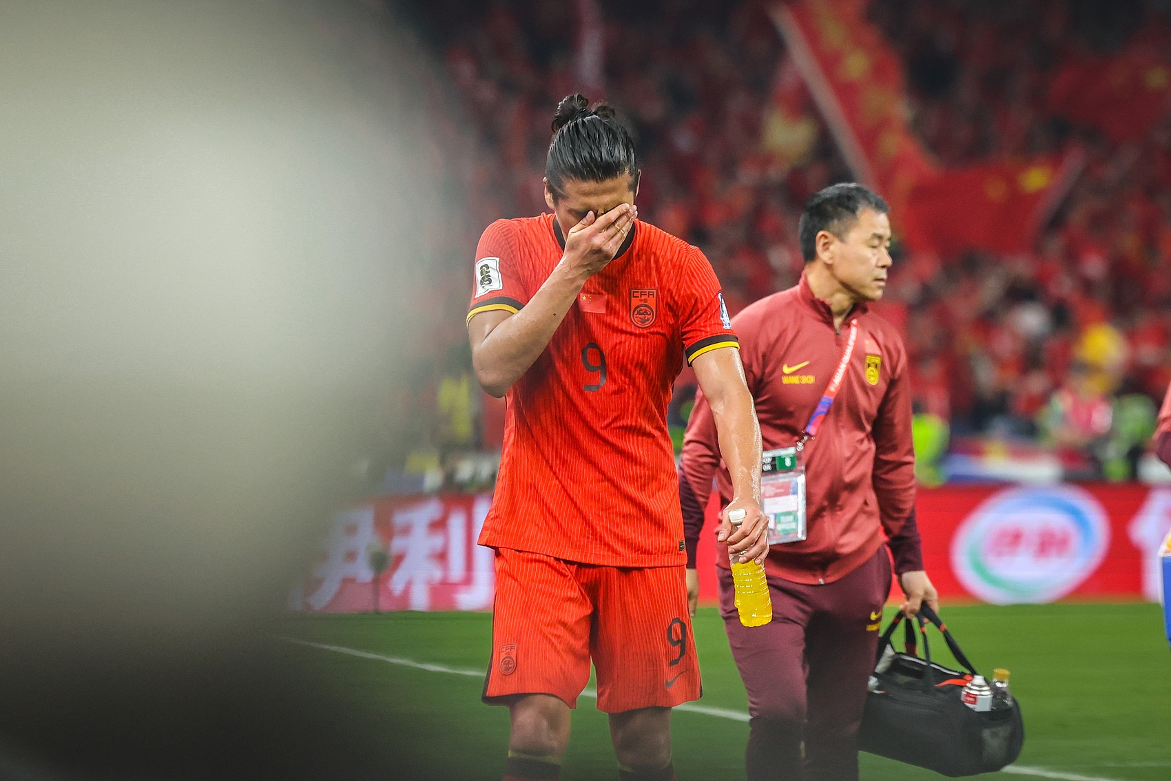 唉！国足0-2澳大利亚世预赛三连败，张玉宁赛后谢场羞愧捂脸